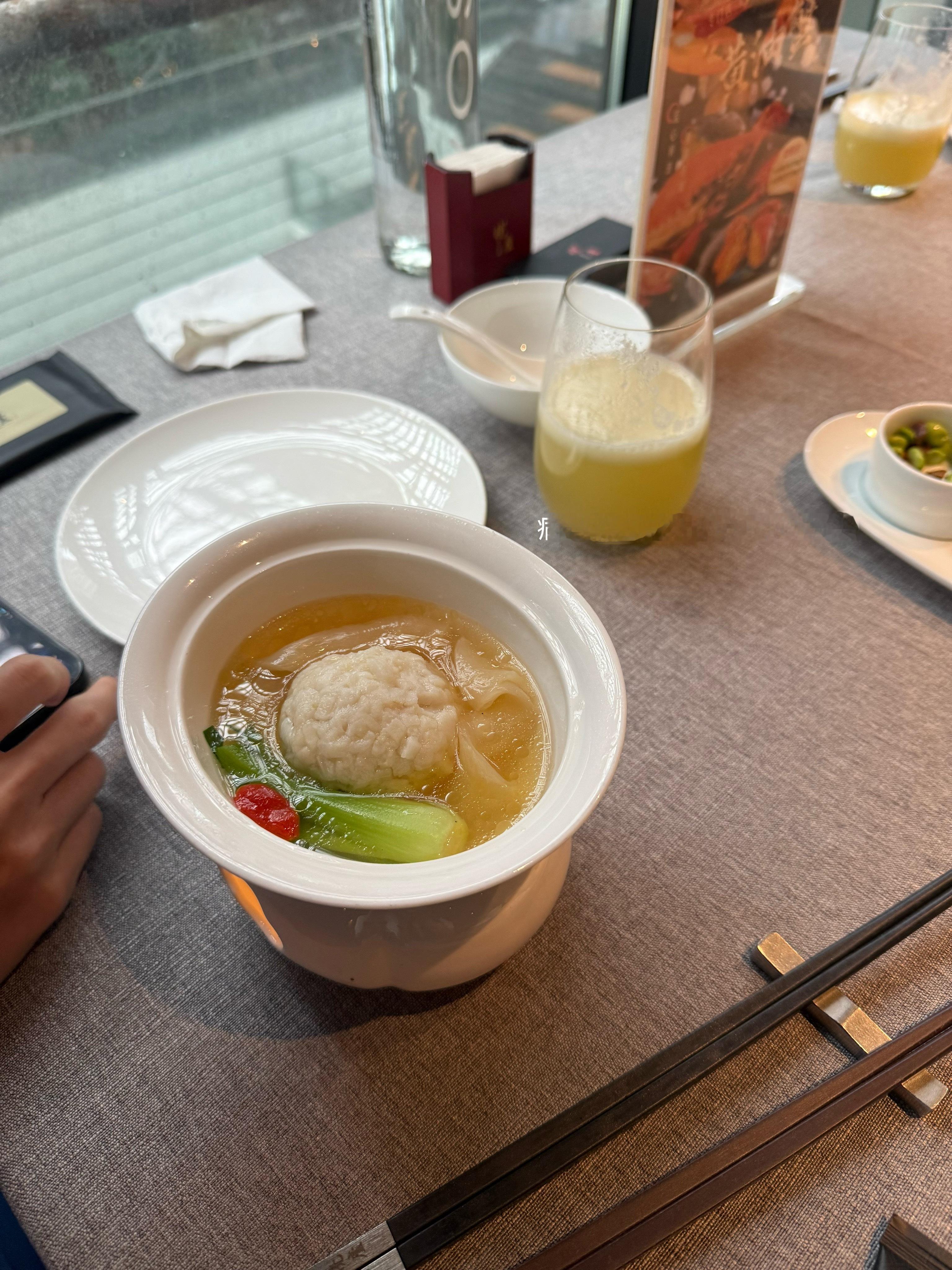 今天医生让jjc出院了（即使他的伤口还在流血），说他恢复的很好随便什么都能吃，但