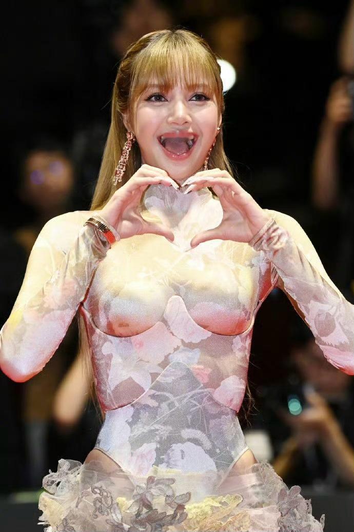 Lisa釜山国际电影节生图，什么水平？[吃瓜][吃瓜][吃瓜]lisa ​​​