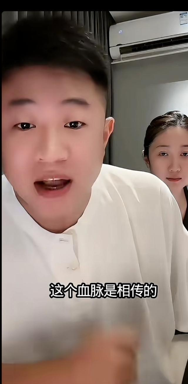 王亮直播画风突变！之前怒怼继母李琳，现在狂夸她对三个孩子一碗水端平，连孙子生日都