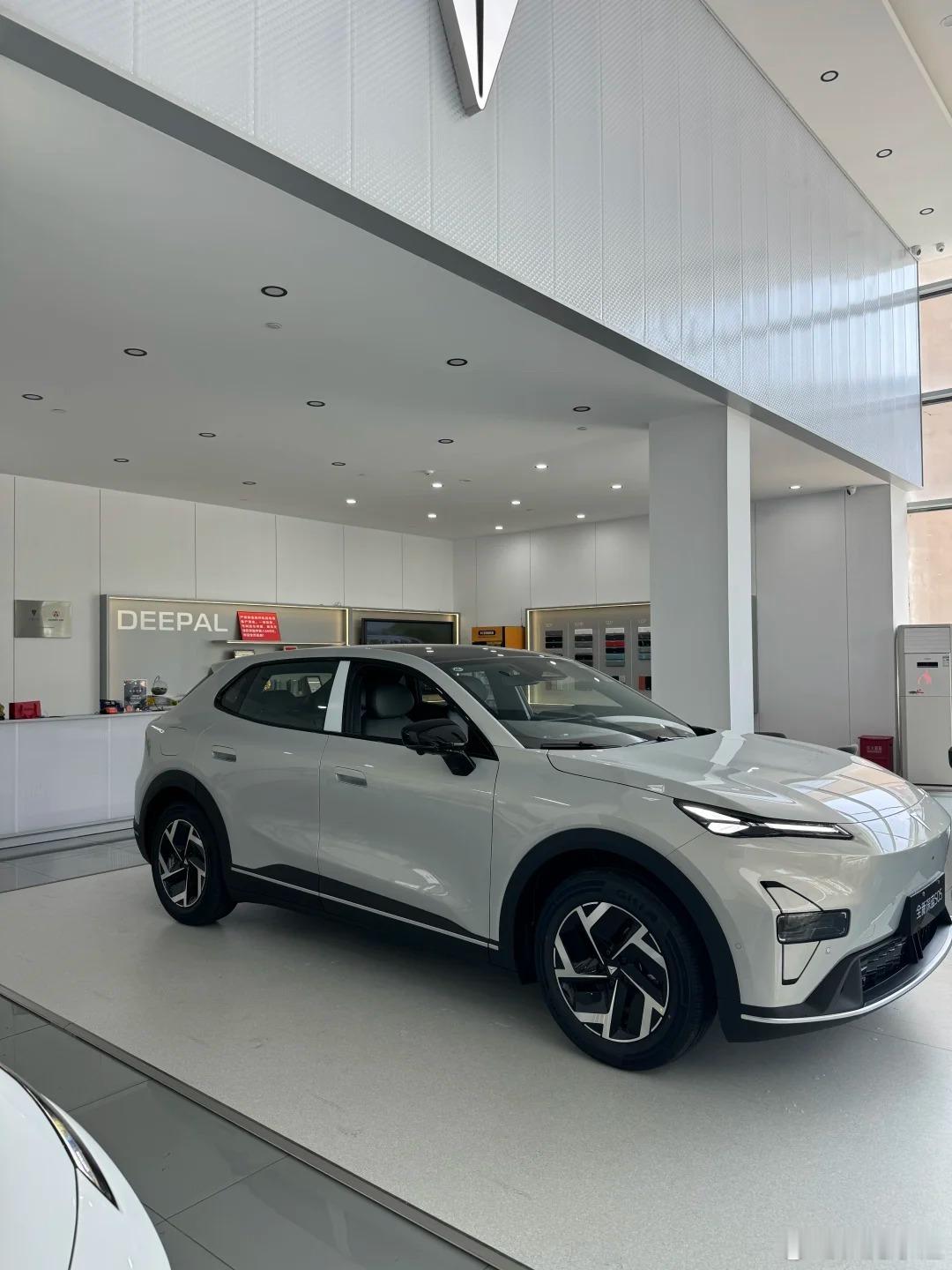 现在十几万的纯电 SUV 真的卷疯了！全新深蓝S05 直接把高端配置打下来了。这