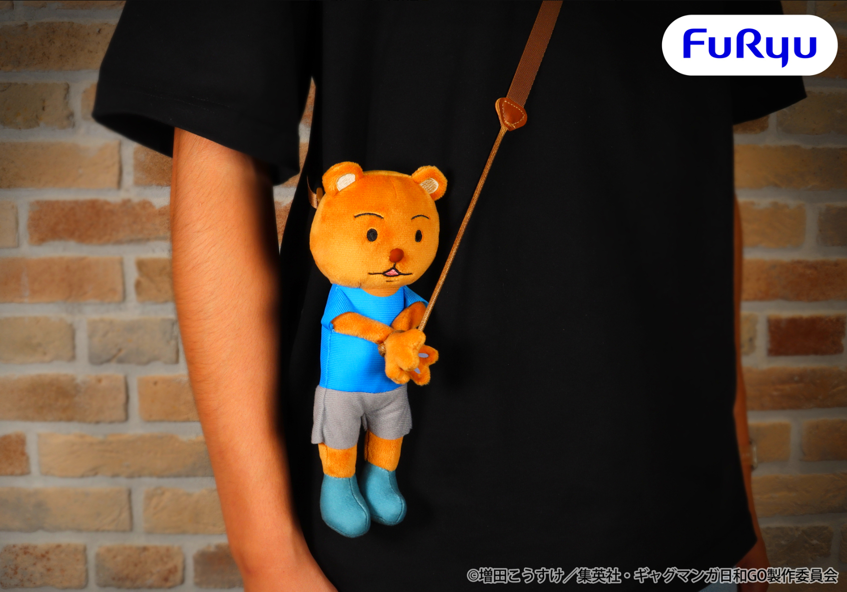 FuRyu官方宣布，人气景品「被逮捕的熊吉君斜挎小包」开启再贩！原型出自《搞笑漫