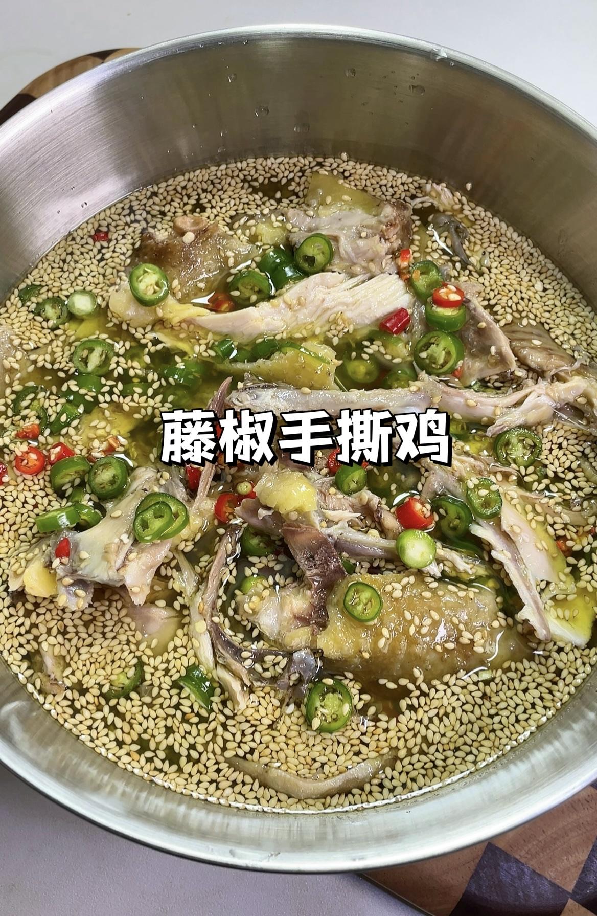 鸡肉紧实细嫩，来上这么一口绝了！
准备半只土鸡清洗干净，冷水下锅，加小葱、花椒去