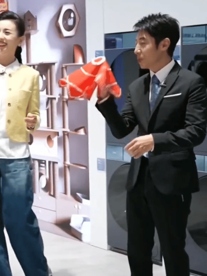 继春晚后撒贝宁转手娟又输了 撒贝宁不语，只是一味地转手绢！啊哈哈哈没想到继春晚后