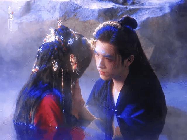 你俩在水里加了什么 谁懂啊，看这俩人在水里的戏，手心都跟着冒汗，热到想穿短袖！献