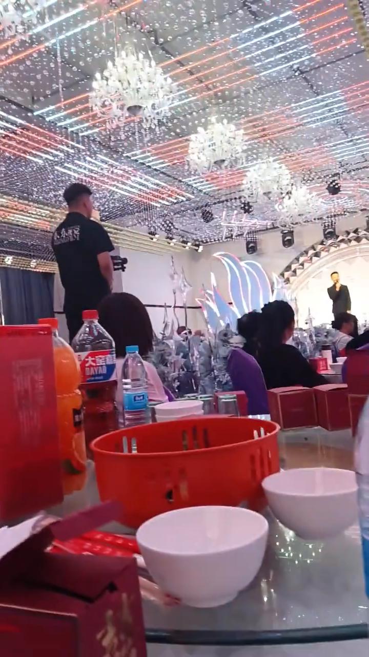 直到早上接亲的时候，当他们望向彼此的那一份笑容，我明显的可以感受到。