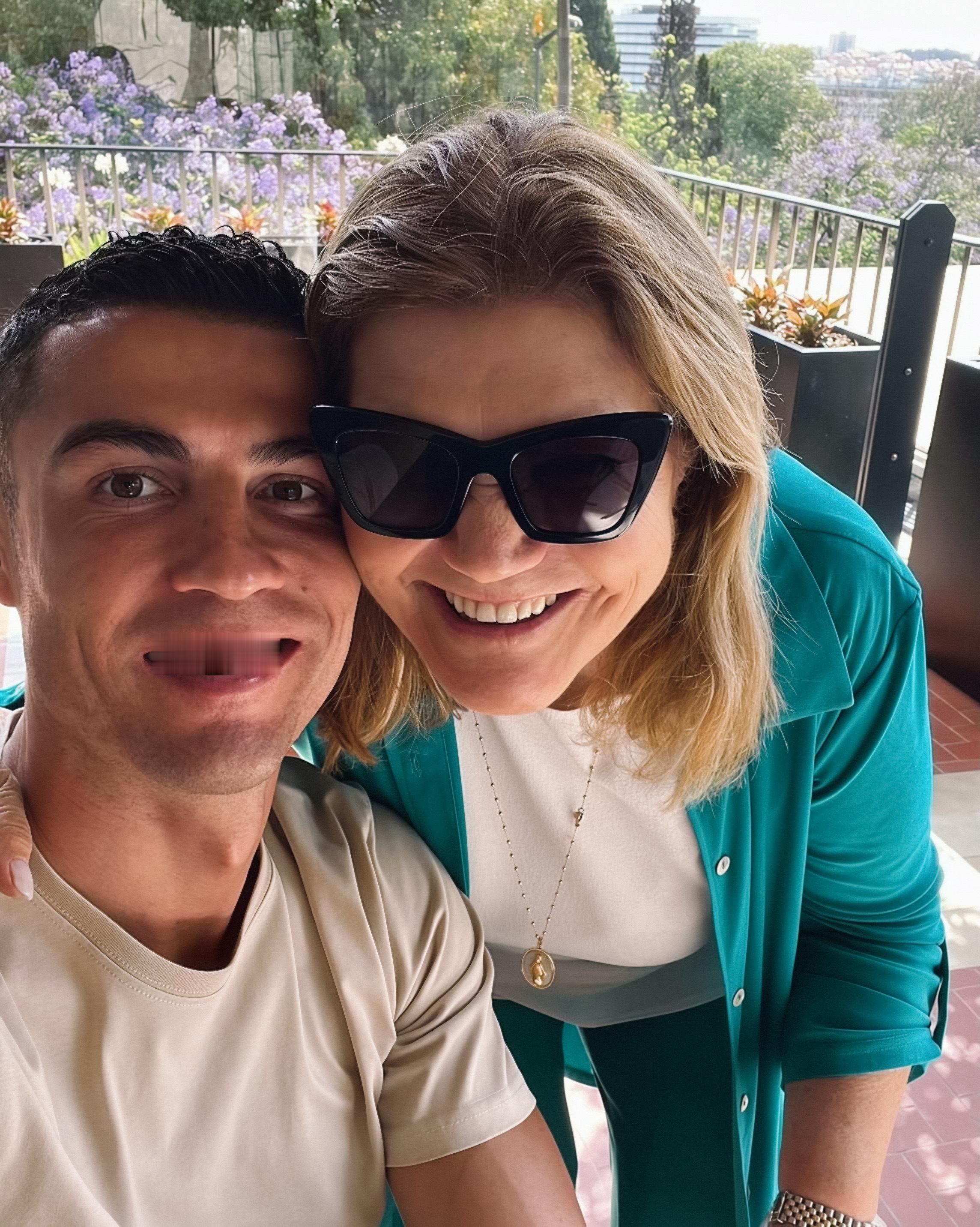 C罗祝母亲生日快乐 🛑 罗哥更推！祝母亲生日快乐🔷 C罗：“妈妈！谢谢你所做