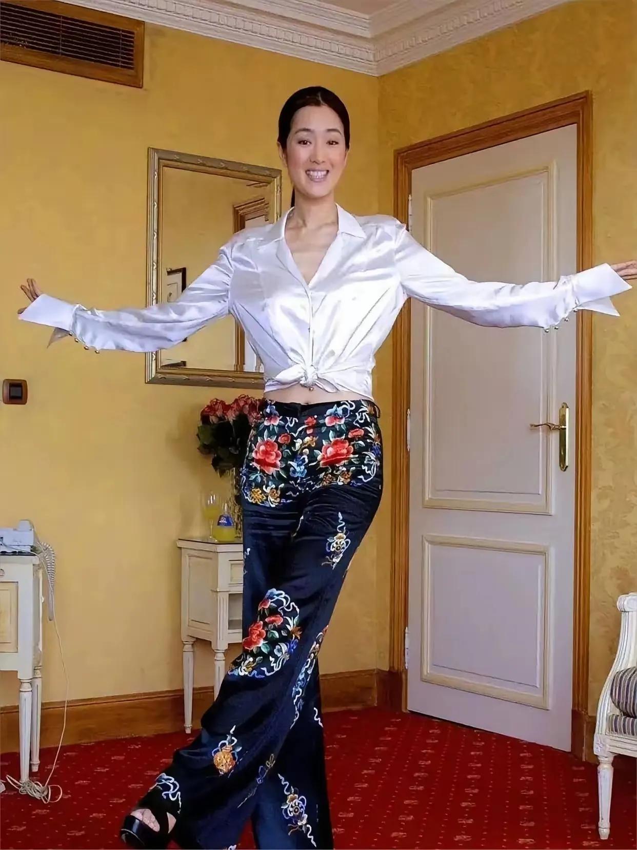 巩俐的这件新衣真漂亮，大明星就是大明星啊，试一件衣裳都有各种美丽的身影。