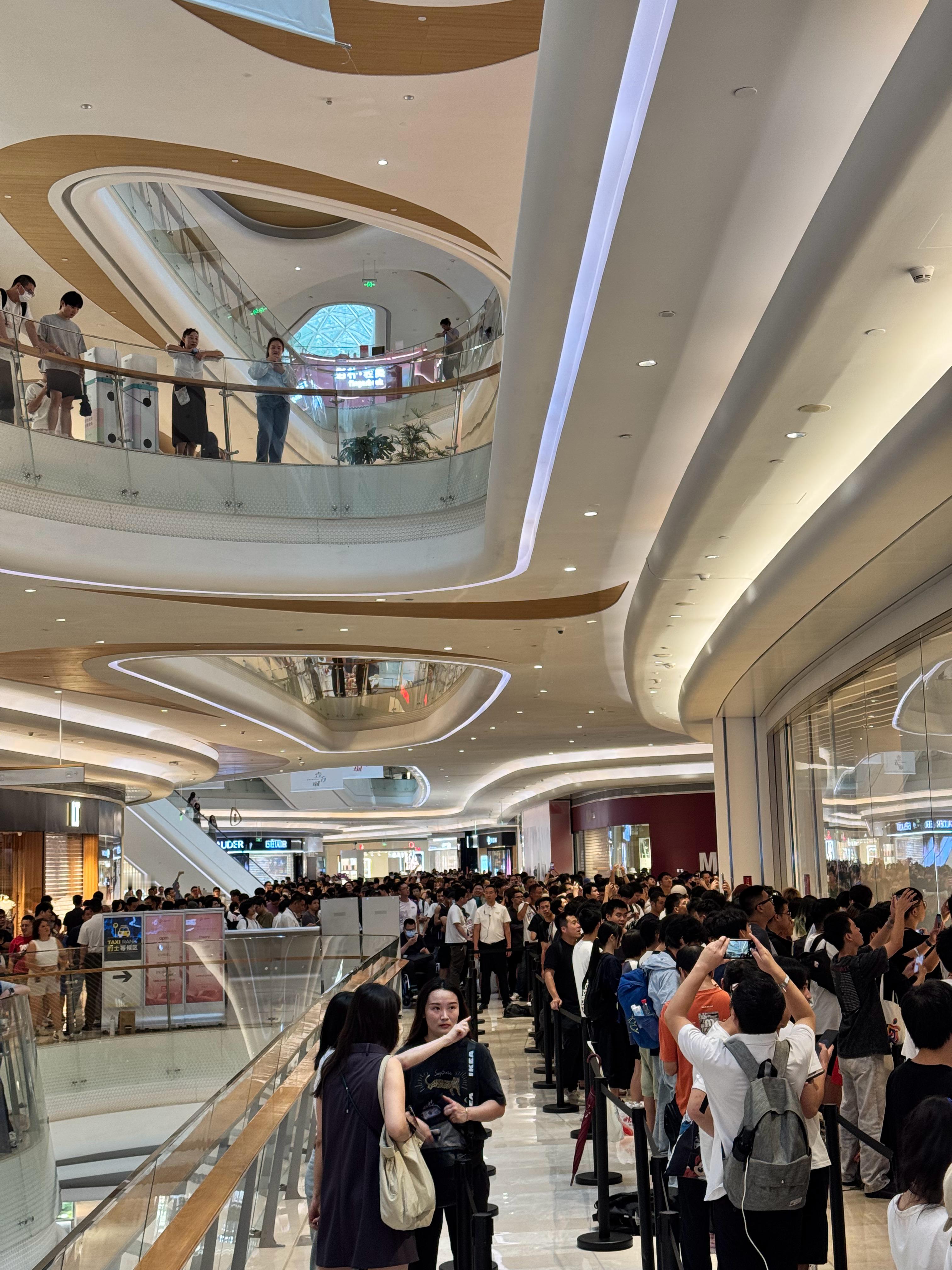 深圳苹果直营店开业，排队的人，一眼望不到头深圳第三家AppleStore将开业 