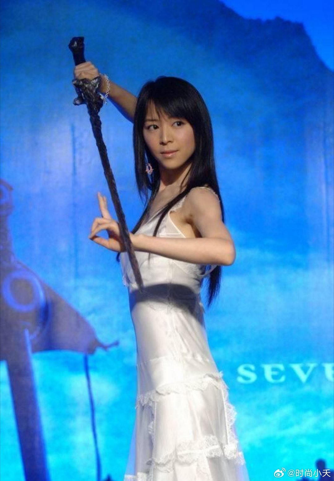 早期的张静初像不像章子怡？据说她拍戏，剧组家眷都会了来探班。人缘真好！ 