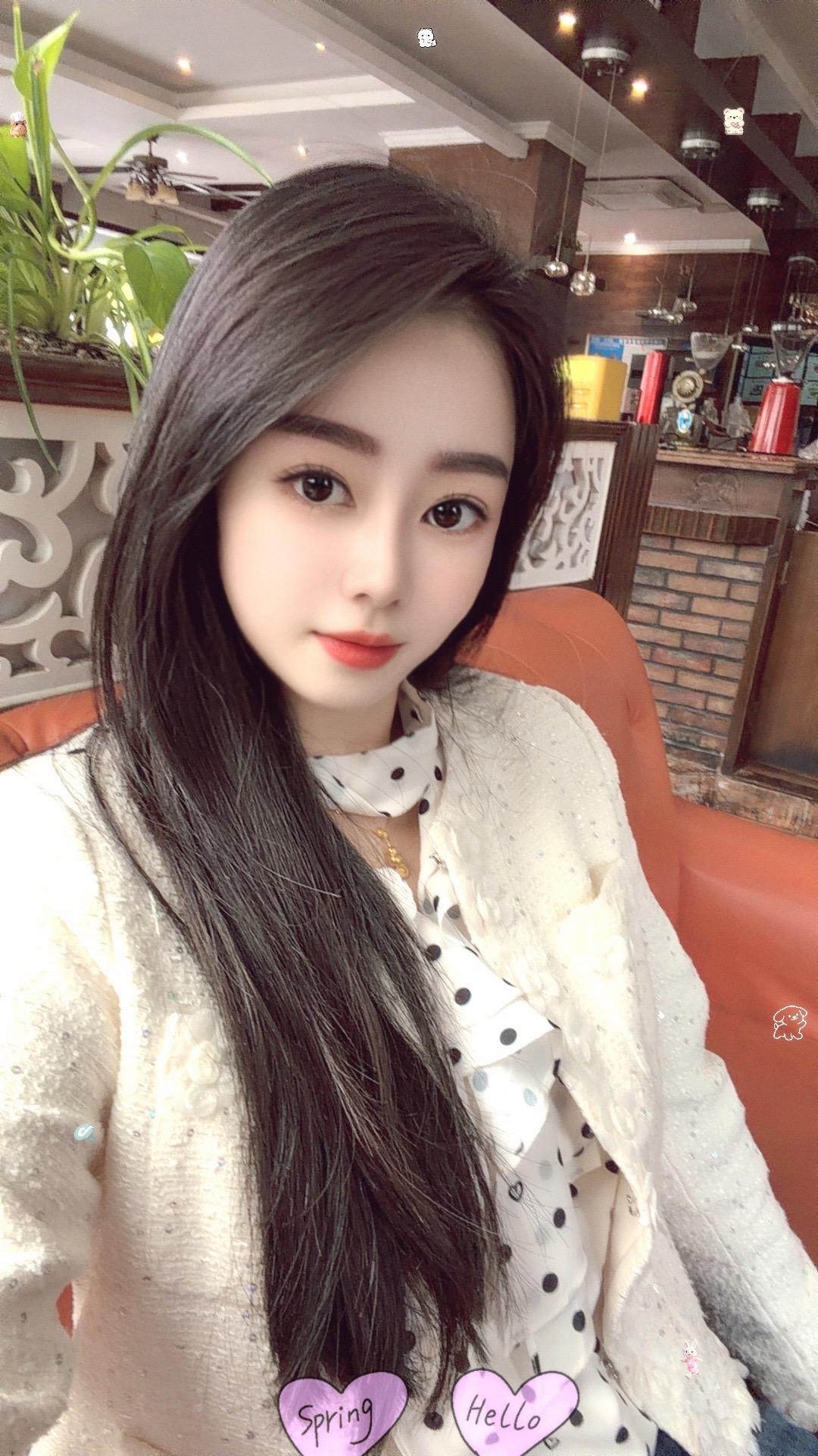 碎花裙的裙摆太轻，载不动我一身反骨，polo衫深情太柔，裹不住我一身躯...