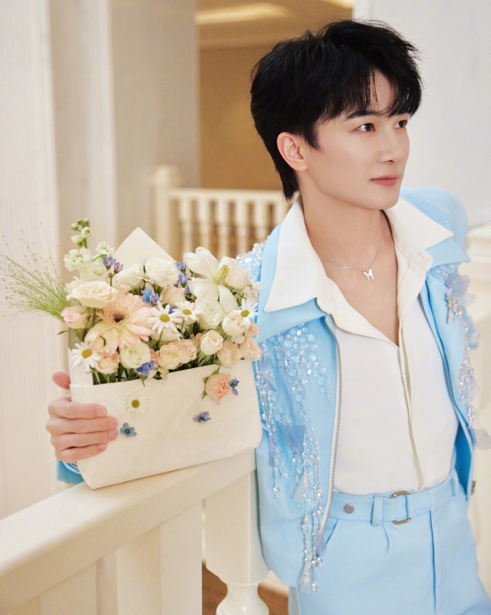 周深香港vlog 周深的vlog永远充满治愈感！从“迷茫地走”到“找到自己”，他