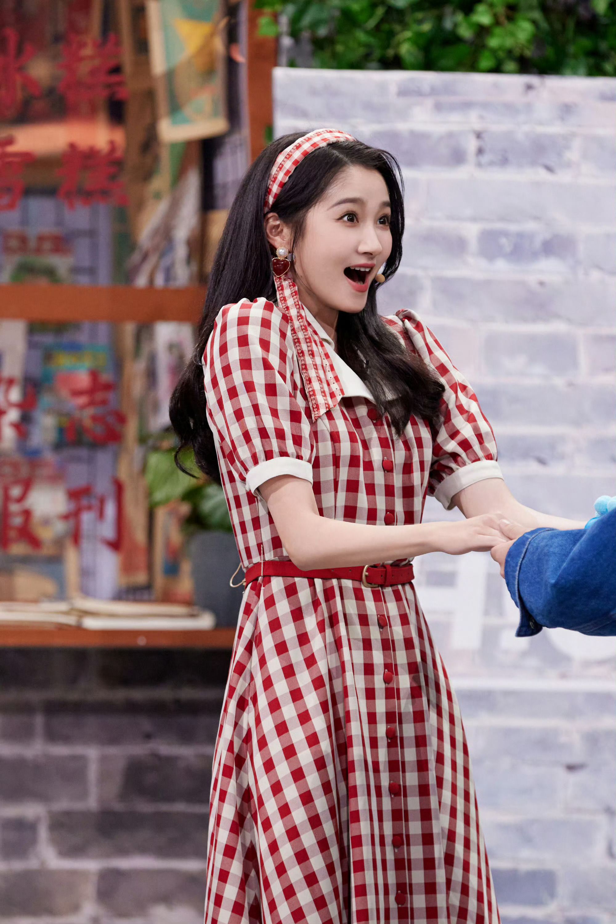 复古红格子连衣裙➕同色发带~晓彤这次你好星期六的造型好有80年代那味儿啊！ ​​