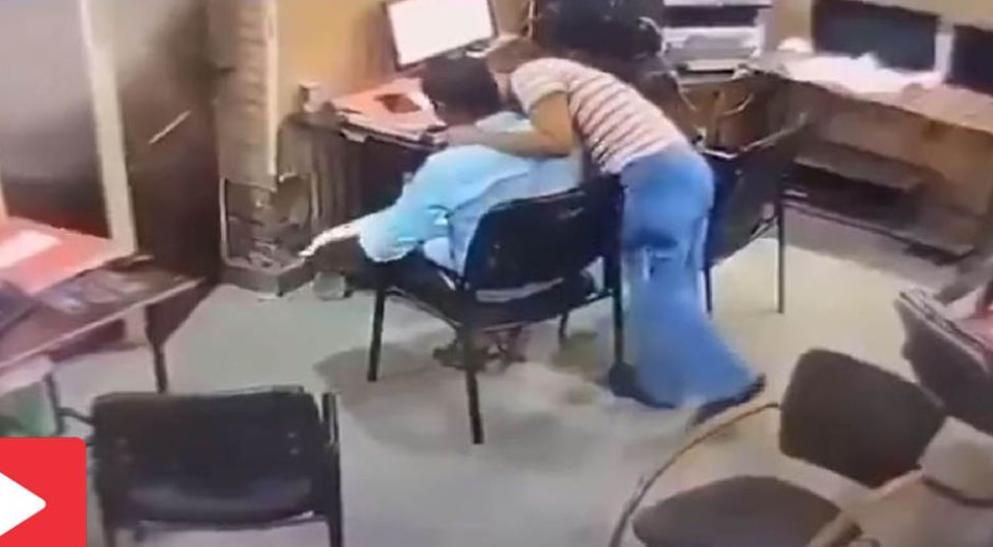 印度北方邦贾劳恩县奥赖警察局，一男警察和女警察在值班室调情。视频被人发到网络曝光