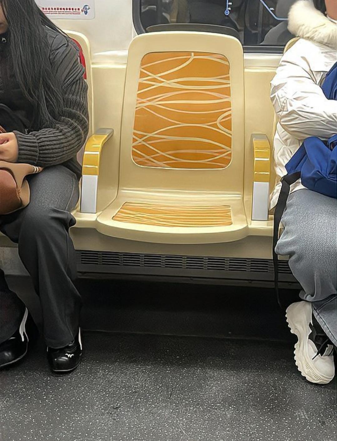 成都地铁为何引入1人1座设计？这背后有何深意？
成都地铁近期推出了一人一座的扶手