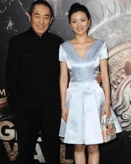 1999年，18岁的陈婷发现自己有了49岁张艺谋 的孩子。陈婷打电话问张艺谋怎么