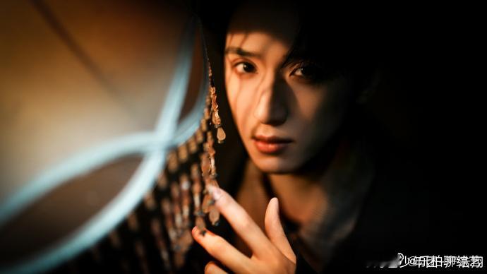 灯影下的严浩翔  灯影下的严浩翔真的是帅的也太过分了吧！这张脸完全就已经拿捏住我