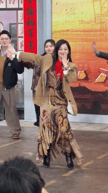 梅婷老师舞跳得真好呀！
50岁的梅婷老师，跳舞那个轻松舒展，眉眼弯弯，笑得真甜，