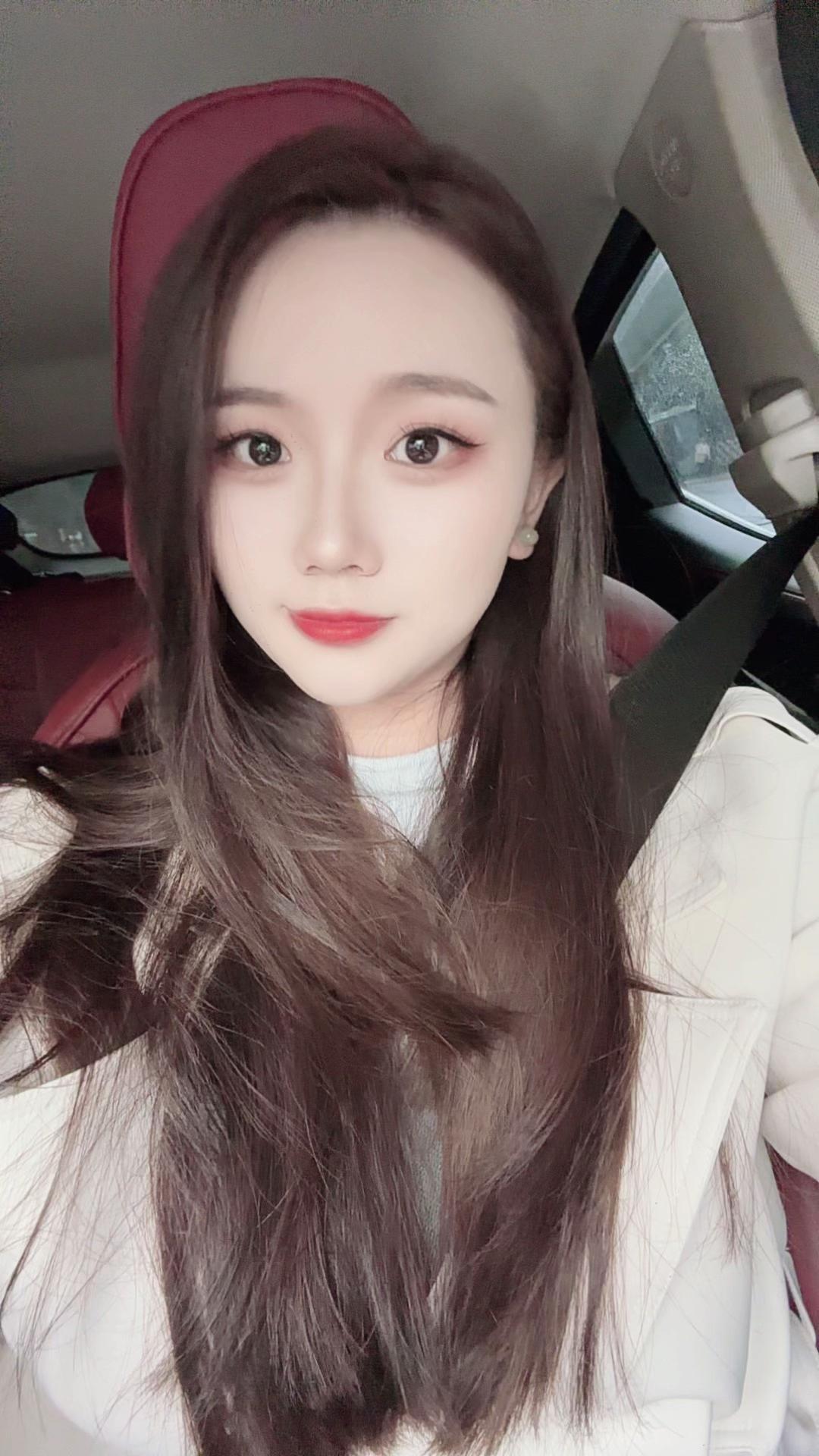 以前坐在一起可以摆通宵，现在通宵喝烂醉，嗓门唱到嘶哑，彼此都绝口不提心里的苦。