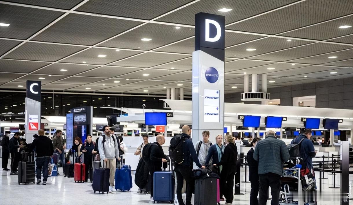 【日本宣布大幅提高出境旅客离境税，是旅游治理还是填补财政黑洞?】日本政府近日宣布