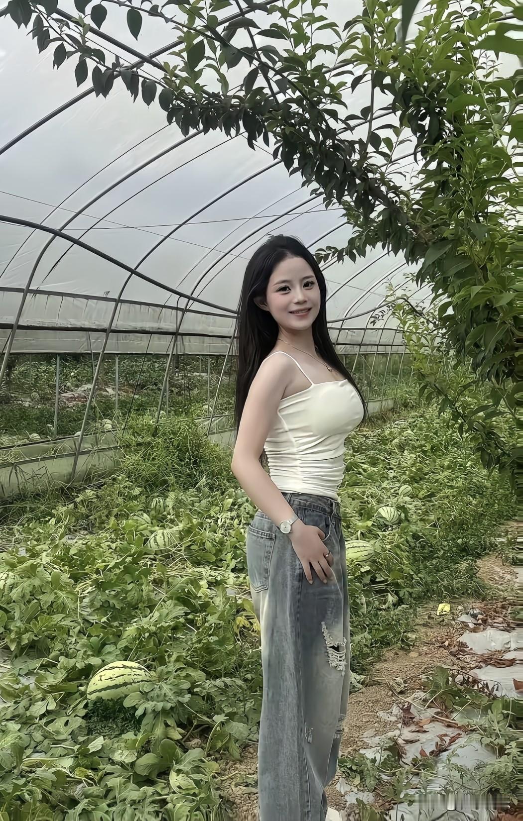 阳光温室内，元气少女立于盎然绿意中，眉眼弯弯，浅笑嫣然，美成自然风景。晒图笔记大