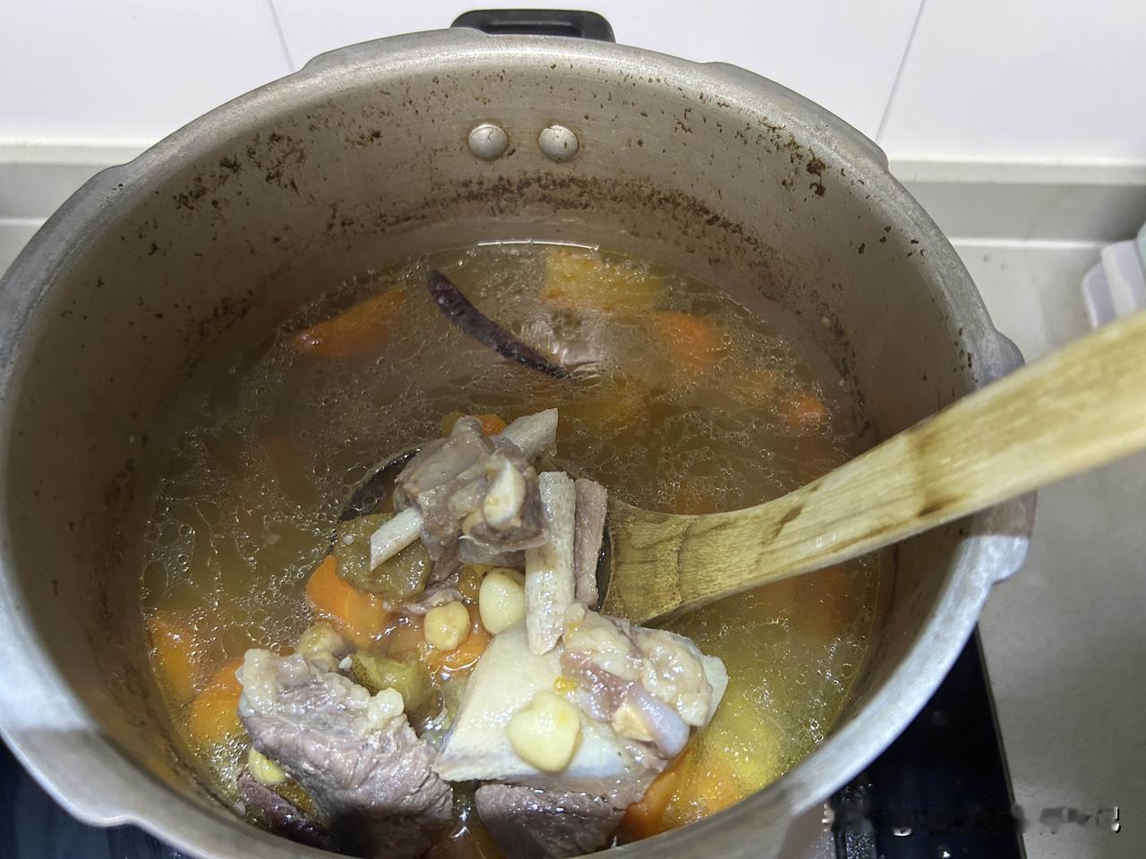 昨天牛肉炖红萝卜，我改变了做法，味道真不错，这种做法还健康营养，分享给大家！
一