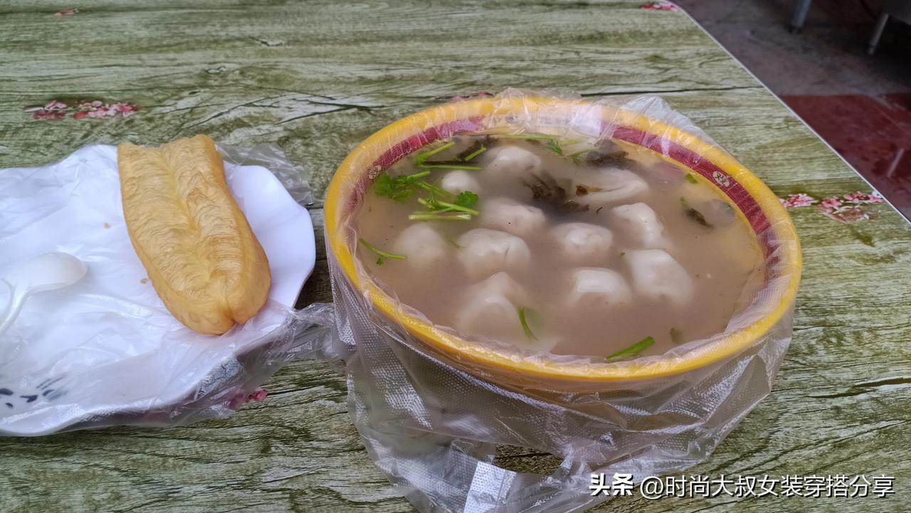 早餐:一碗混沌，两根油条，馄饨10元一碗，油条2元一根。这里是开封小吃街。
大家
