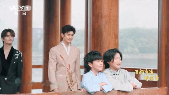 张云龙张远在这又聊又唱 本期《歌手》创新音乐闲谈模式，张云龙风趣输出各类趣事，张