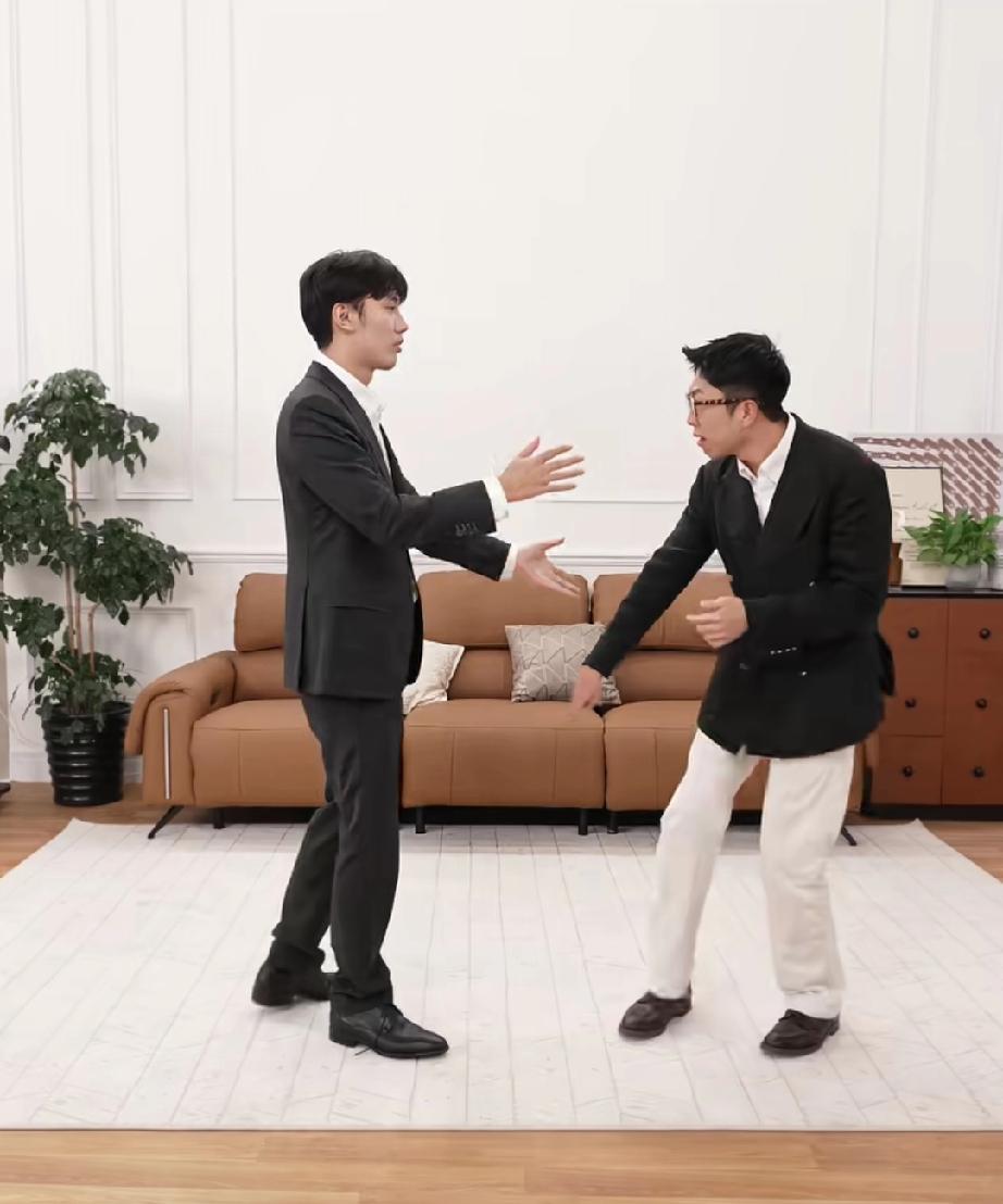 这两个帅哥在干嘛呢？不仔细看还以为是在看喜剧片呢。打打闹闹中，就把广告给拍了，一