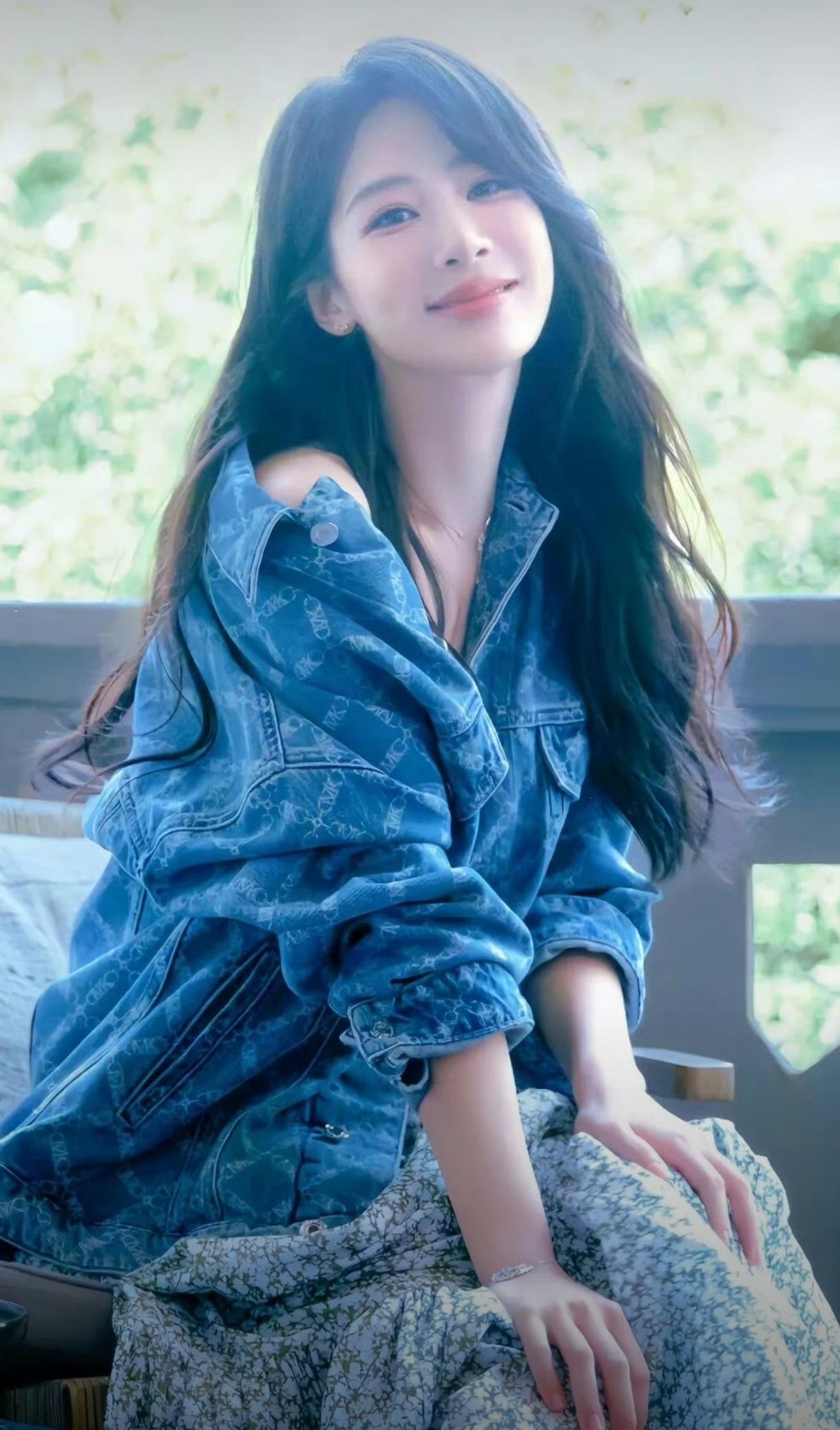 娱乐圈难得的真挚姐妹情，被杨紫和谢娜完美诠释了。
 
过往颁奖礼上谢娜亲切喊她杨