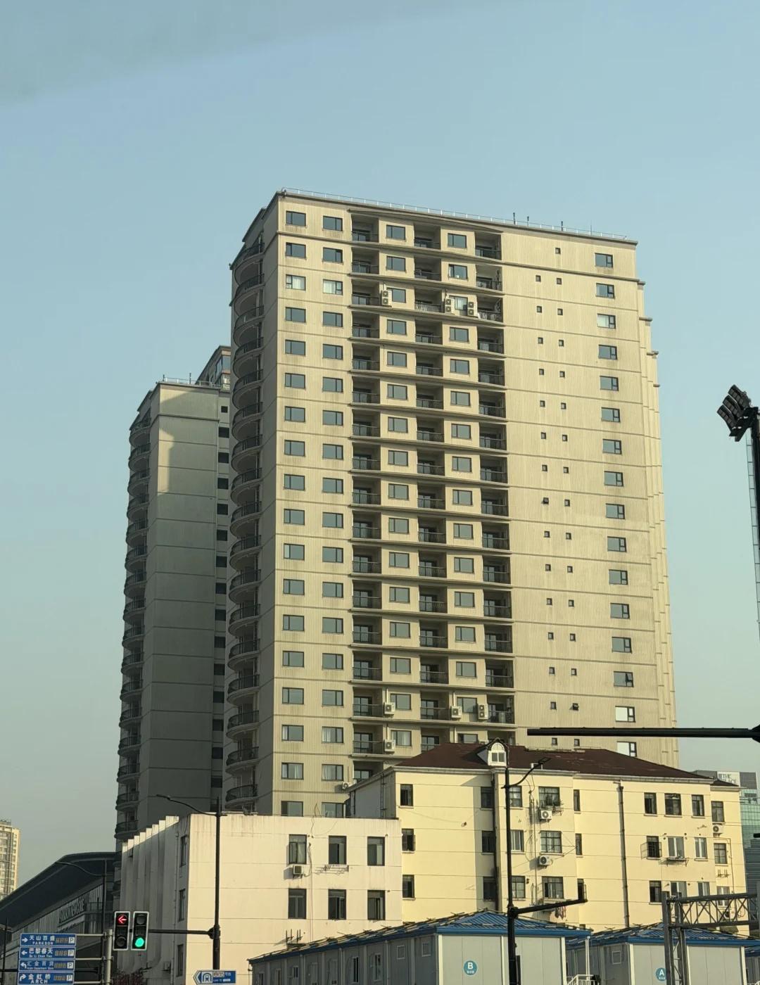 纯好奇 有人知道娄山关路这栋楼吗
家门口这栋楼 印象里很小的时候就在这里了
大概