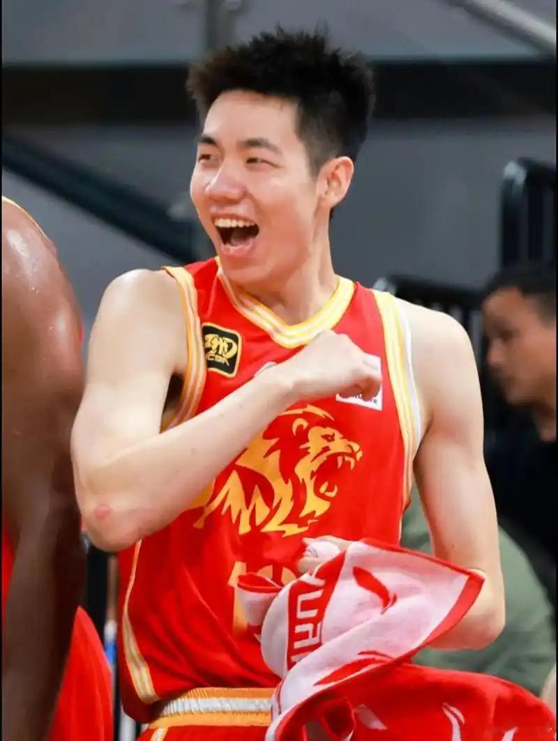 朱俊龙身上这两声哨，是裁判组给今晚亮尺度了。CBA广厦男篮vs深圳男篮