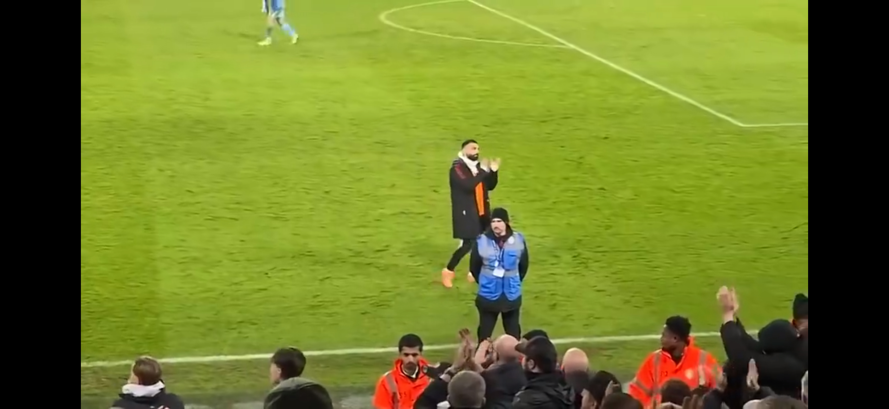 利物浦 萨拉赫法老赛后独自一人这场，再加上这场比赛的起伏，就预感到更衣室要爆。利