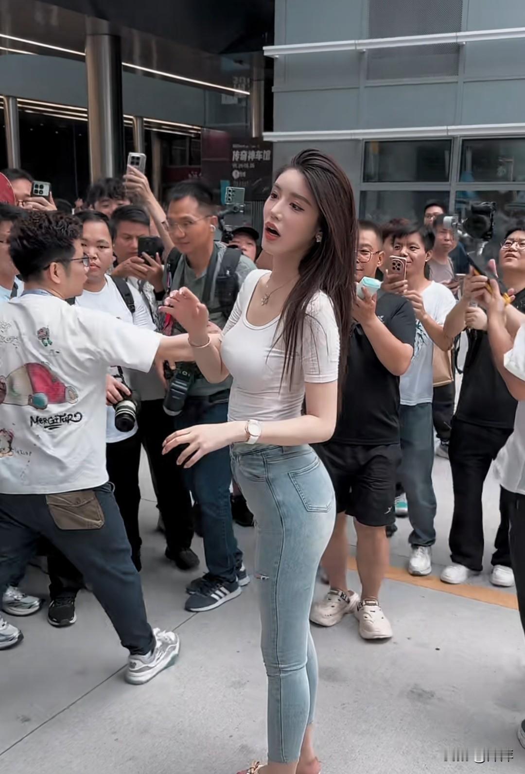 小乌苏看上去有点发福了。
