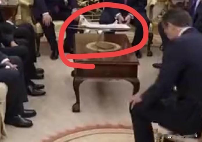 会谈重点难道是波音公司的飞机？要不然桌上怎么会有这么个模型？

毫无疑问，这次会