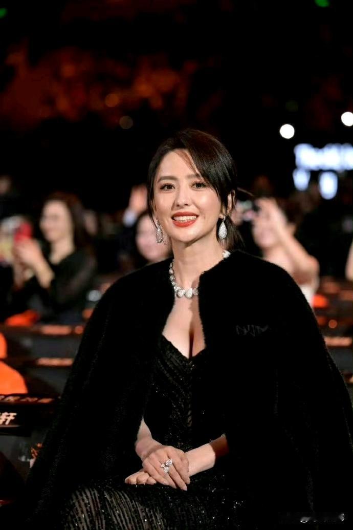 佟丽娅年龄越大愈发成熟迷人！笑容如沐春风般温暖！