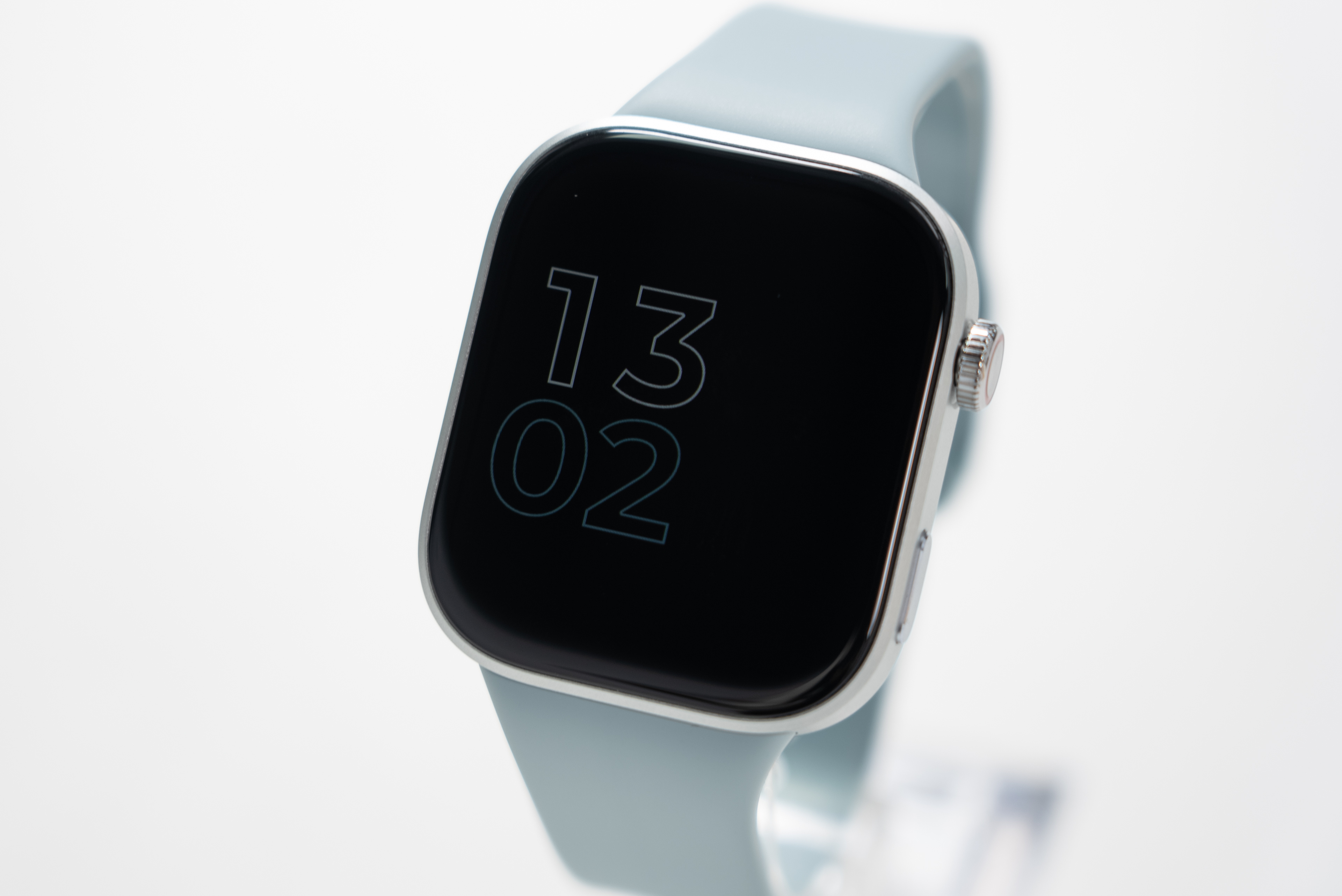 我们拿到了 REDMI Watch 6 的迷雾蓝版本[馋嘴]手表正面是一块 2.