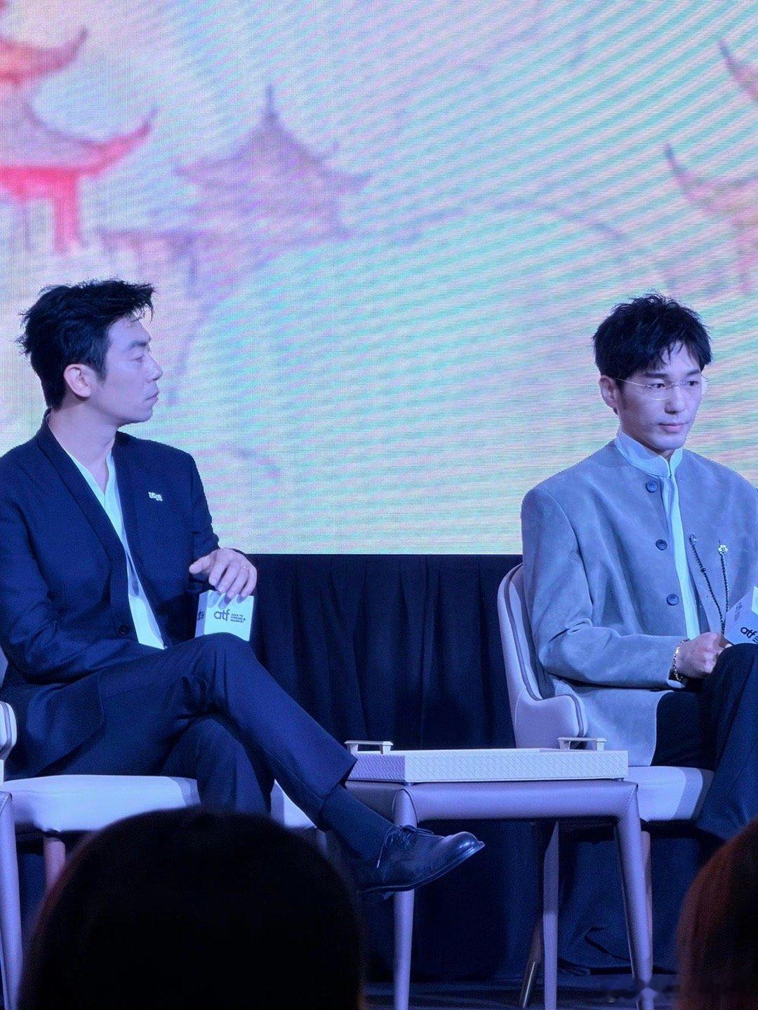 白宇朱亚文有一种体制内的帅 同框即封神！两人新加坡宣传《太平年》，身材比例优越，