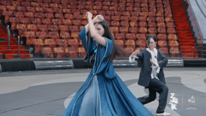 为一场演出赴一座城跟着朱迅、武大靖解锁澳门艺境之旅水舞间，打卡百年美食烟火巷，直