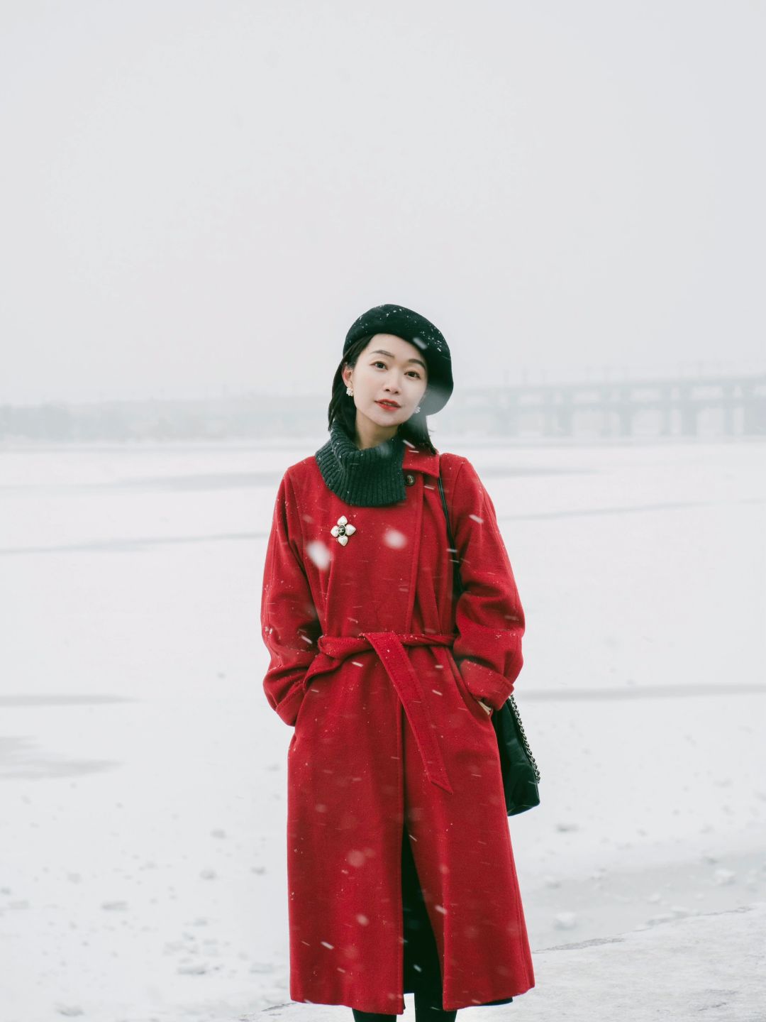 冰天雪地跟红大衣真的很配❣️