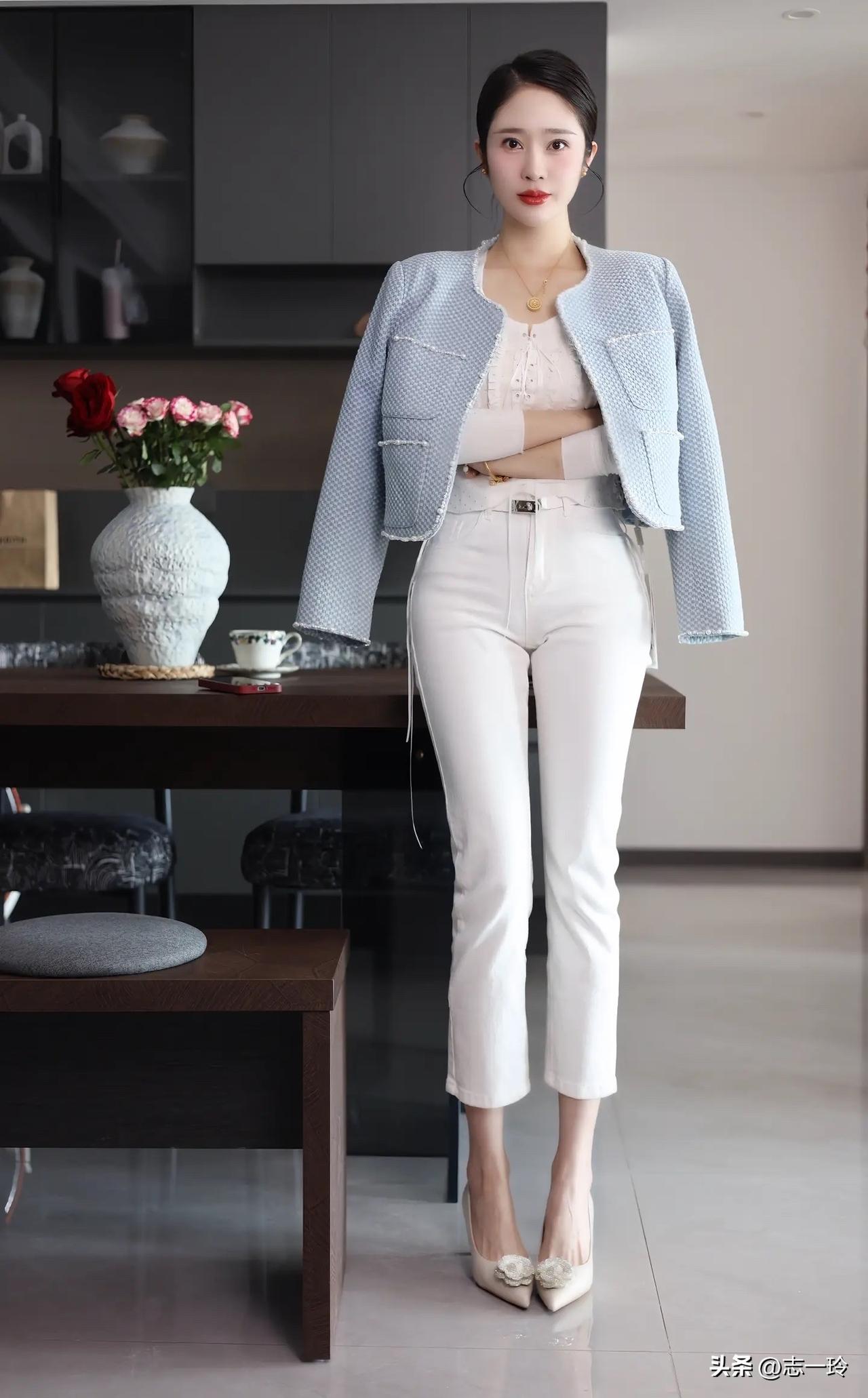 优雅气质穿搭，浅蓝色西装外套搭配白色套装，尽显知性美！