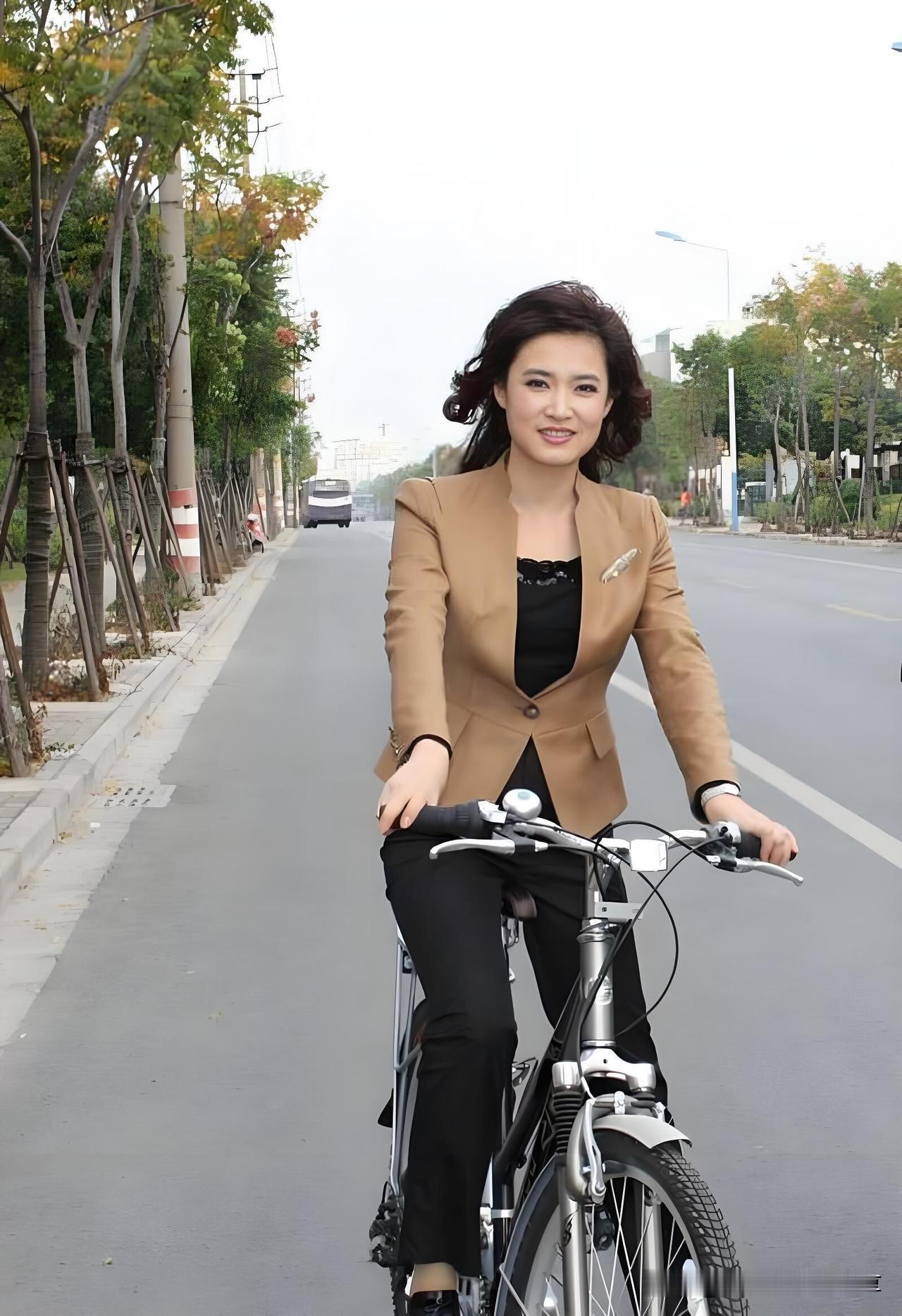 这位主持人太招人喜欢了，别人都是开车坐地铁去上班，她却一个人骑自行车上班，本人已