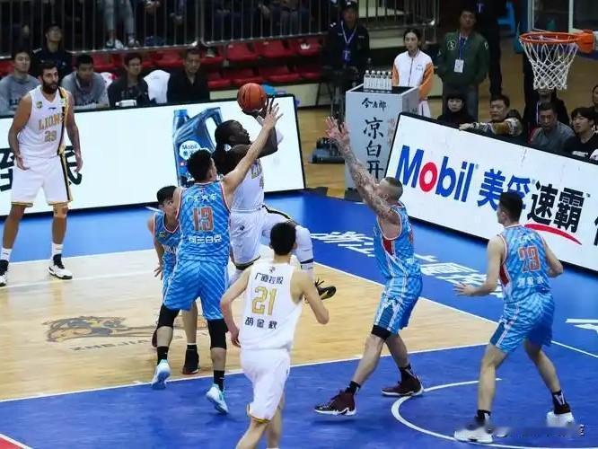 宿敌史诗：超越篮球的较量

· 京粤大战：马布里与广东的宿敌恩怨，铸就了多场令人