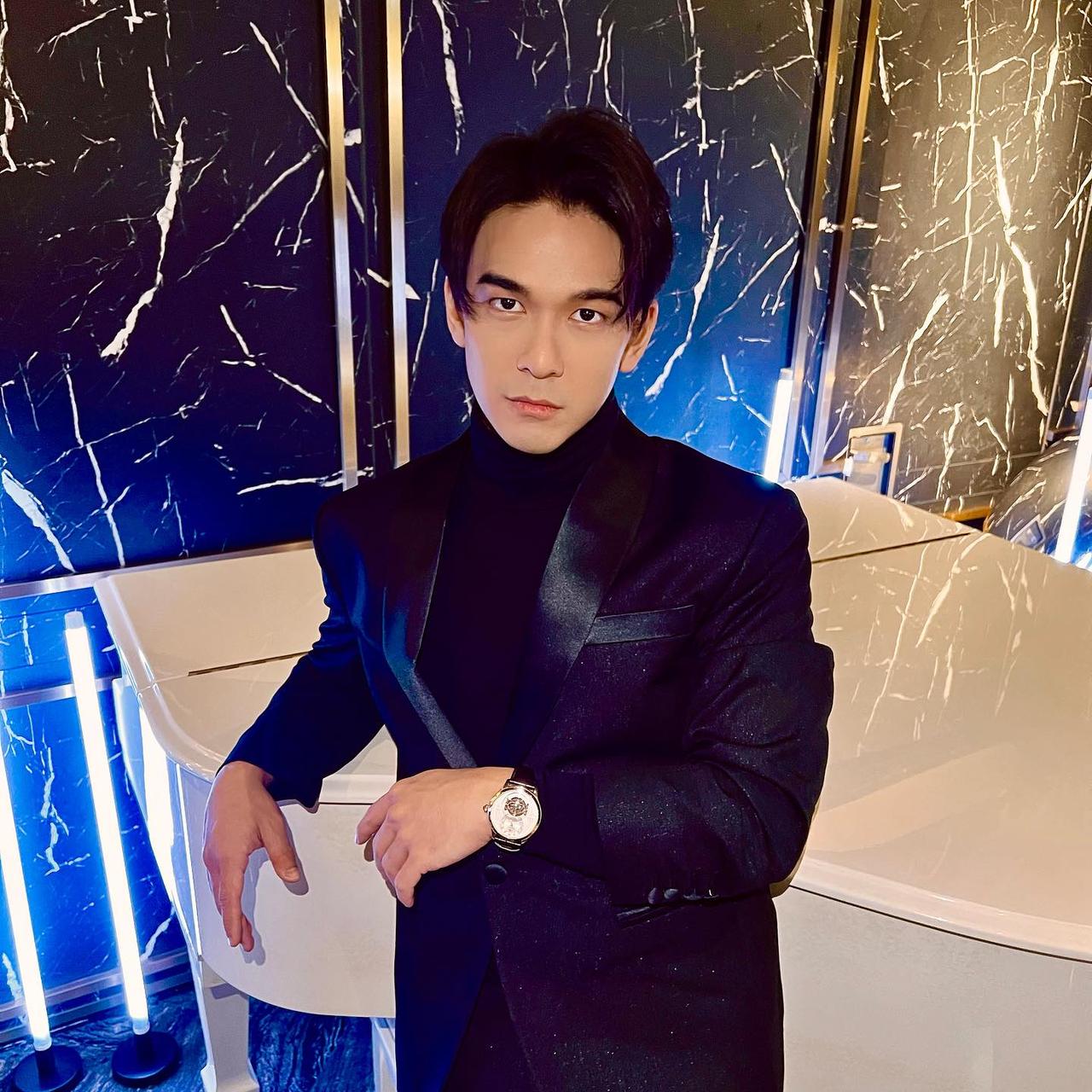 他是香港著名演员钱小豪的儿子，目前也是一位演员，长得还是挺帅气，感觉比爸爸当年巅