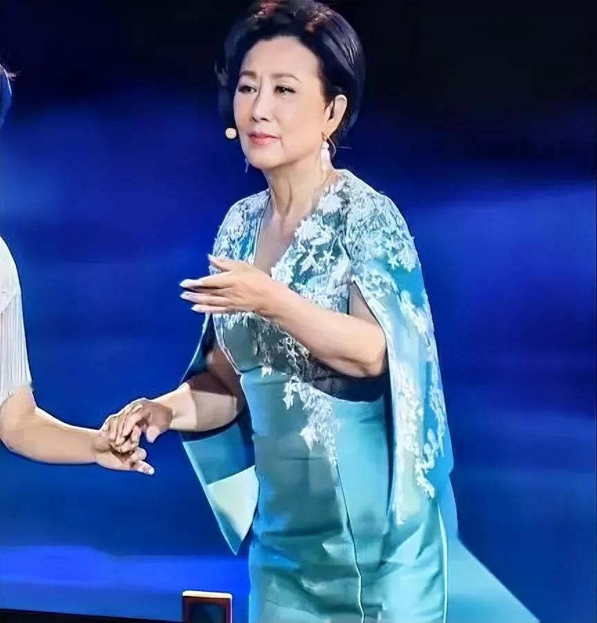 78岁汪明荃一露面，我差点揉眼睛——

还以为是哪个明星走错场了！

真没夸张，