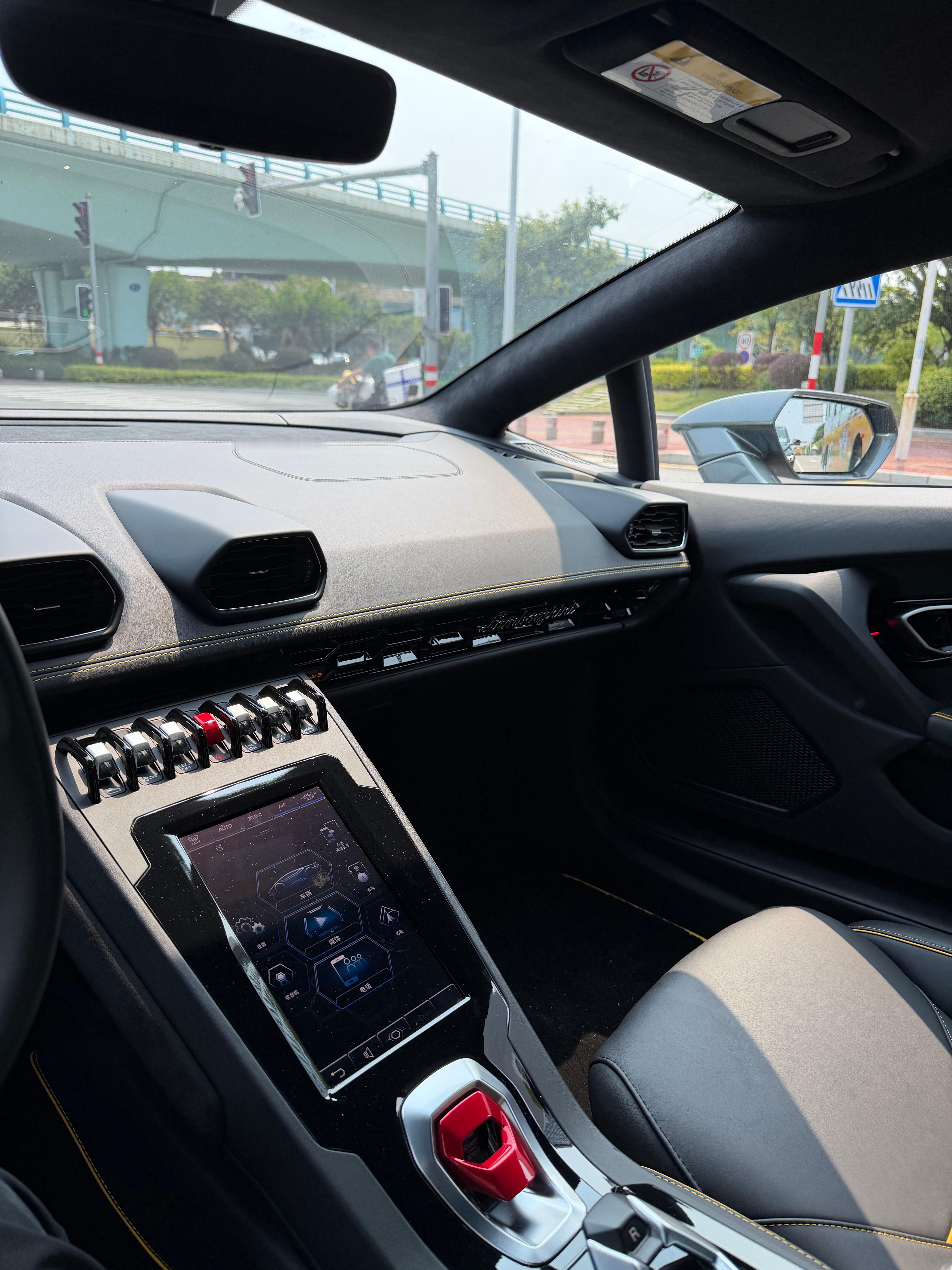 又到一台灰色小牛EVO，目前100大 到200小的预算 首选车型就是小牛，造型帅