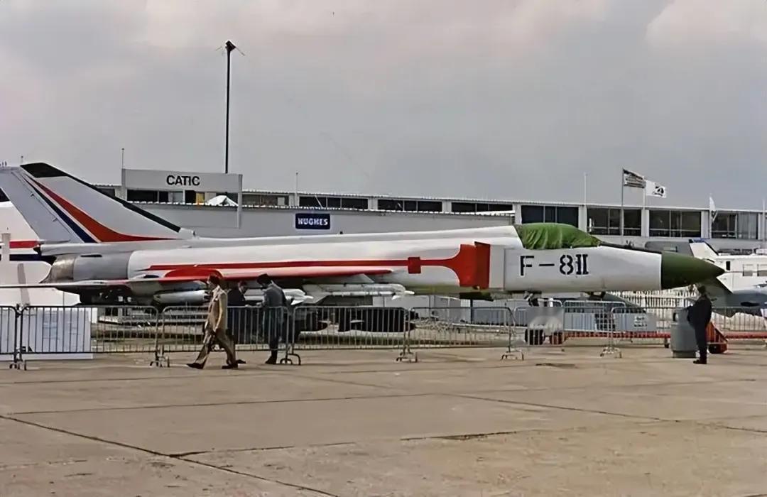 1989年1月，一架美国C-5“银河”运输机降落在美国机场，在运输机的内部，两架