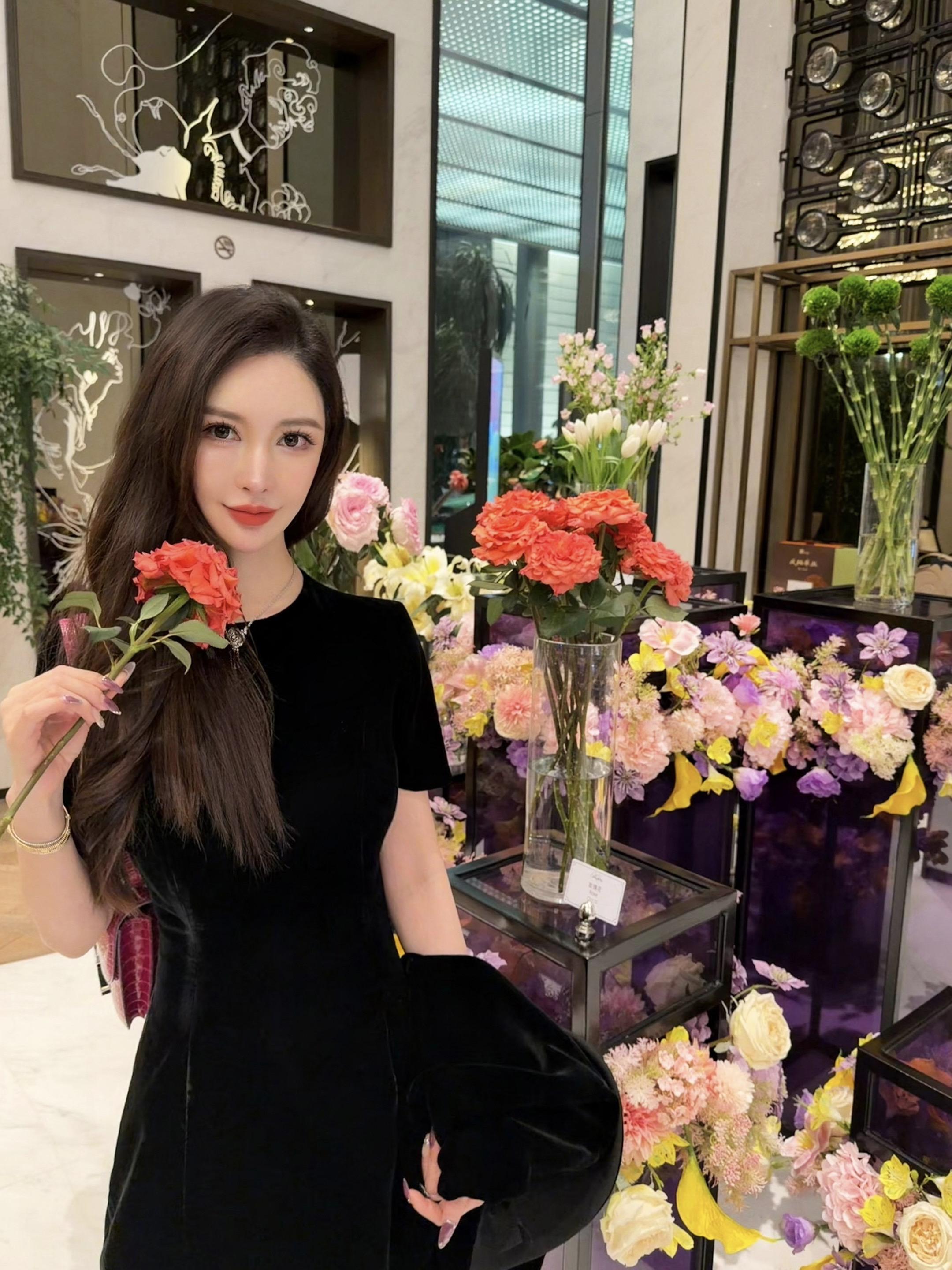 怎么好像有一阵风在 赶来的途中 说它懂我的梦  镜头里的光，从来都不是...