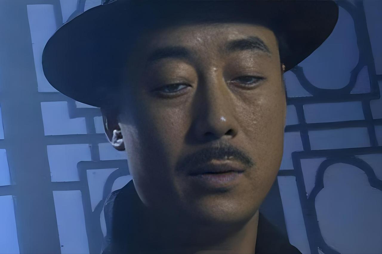 1943年，飞贼尤鹞子盗走日军108块金表。日军出动800人全城搜捕，尤鹞子却躲