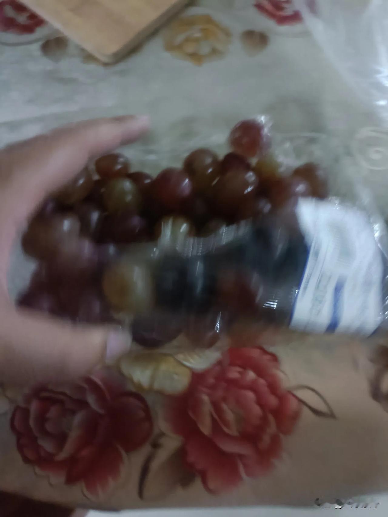 #买特价水果真的很丢脸吗?# 两块钱买的特价水果，还行，只有个别的变质了，还是很