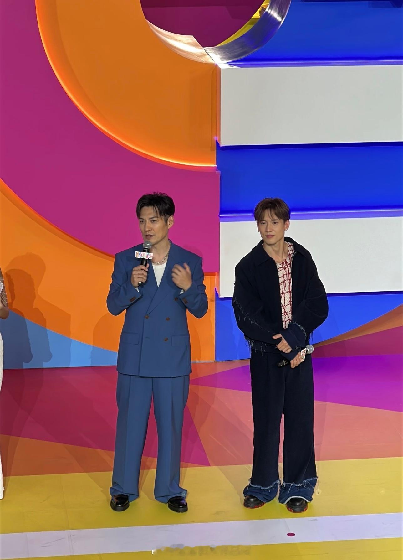 45岁的关智斌和47岁严宽同框。这两位状态还不错吧？ 